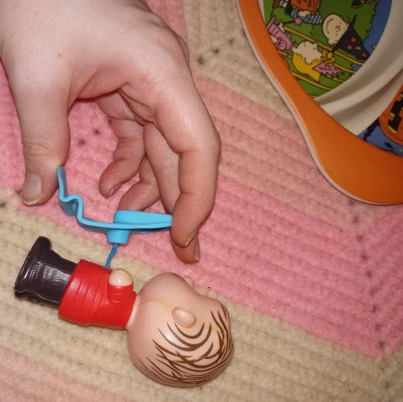 Charlie Brown Halloween plate with bonus figures - Picture 3 of 5